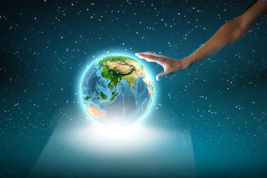 地球行星靠近人类的手接触地球行星这幅图像的元素由美国宇航局提供的图片