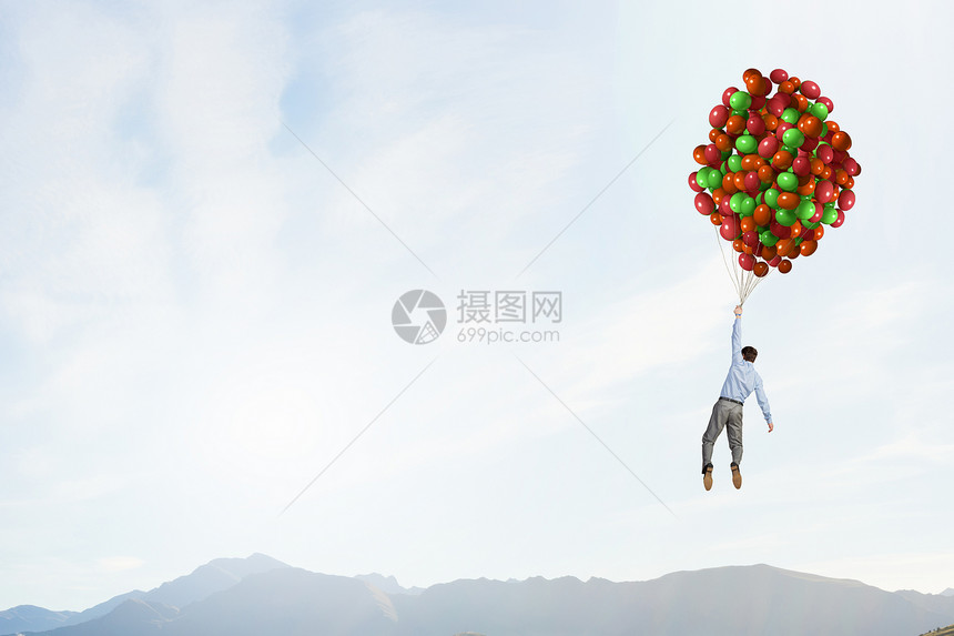 商人天空中飞翔轻的成功商人堆五颜六色的气球上飞翔图片
