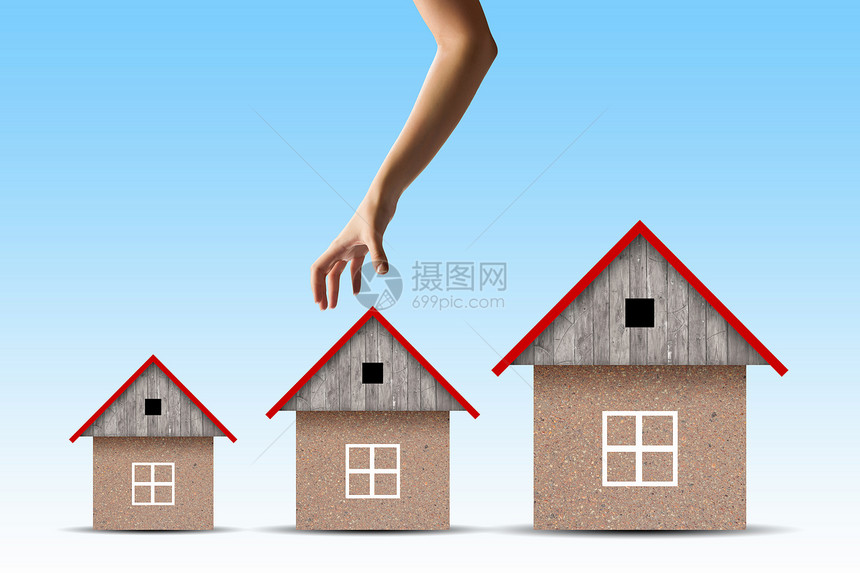 人的手抓住画纸屋上手捡回家图片