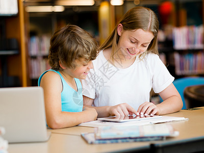 十几岁的女孩她哥哥图书馆读书十几岁的女孩她哥哥带着书图片