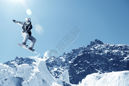 雪寄宿生滑雪板滑雪者晴朗的天空中跳得很高背景