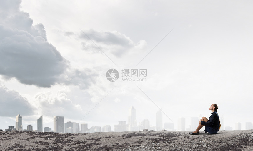 她处于困境孤立之中体贴的轻女商人独自坐山顶上图片