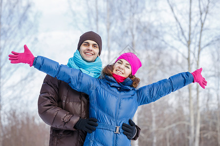 冬天的乐趣快乐的轻夫妇冬季公园玩得开心图片