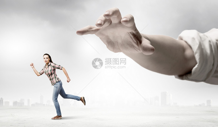 奔跑的女人轻的女人随意地大男人的手中逃脱图片