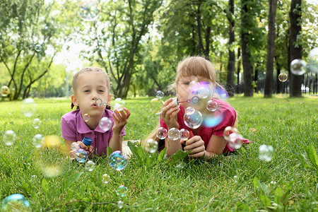 绿色小泡泡夏天公园里的小女孩泡泡背景