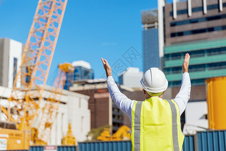 建筑工地的工程师建设者建筑工程师施工场景穿着安全背心背景图片