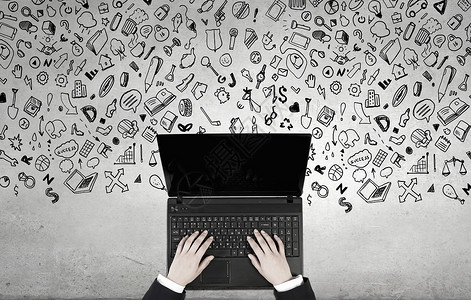 女人用笔记本电脑用黑色笔记本电脑的女商人手的顶部视图背景图片