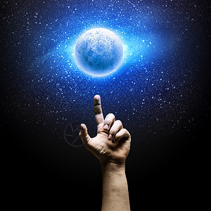 月亮的形象人类的手指向太空中的月亮图片