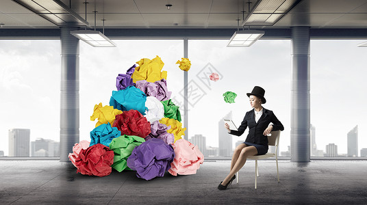 寻找好的想法灵感轻的女人堆纸球创造力的象征背景