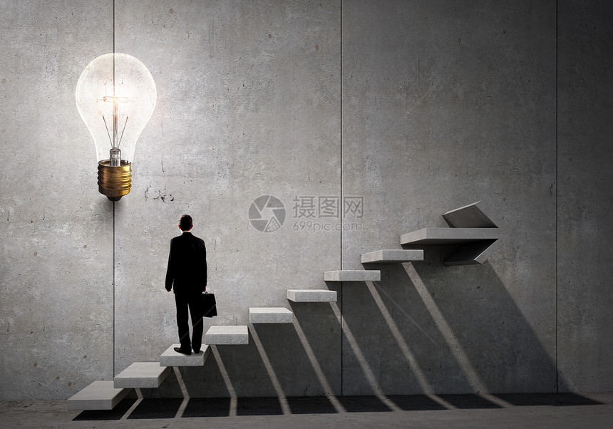 成功进步推广的想法站梯子大创意灯泡上的商人的后视图图片