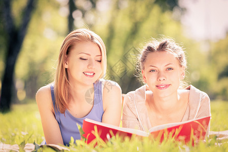 周末野餐两个轻漂亮的女人夏天公园读书图片