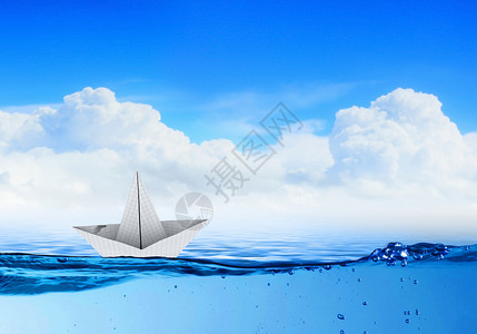 纸船蓝色水上航行的纸船图片