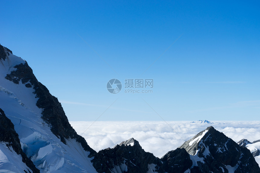 雪山山景雪,蓝天清澈图片