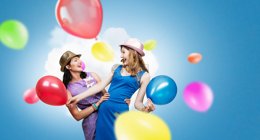 准备好伟大的派两个轻的女人穿着休闲的彩色气球庆祝图片