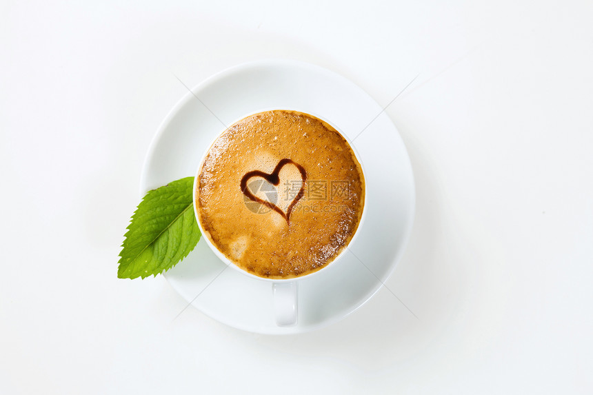 杯咖啡近距离观看杯带心脏装饰的咖啡图片