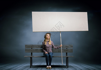 的女人轻的女孩穿着休闲的白色横幅坐长凳上文字的位置背景图片