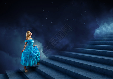 启蒙运动穿蓝色裙子的女孩穿着蓝色连衣裙的轻金发女人走上楼梯背景