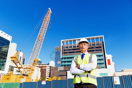 建筑工地的工程师建设者建筑工程师施工场景穿着安全背心图片