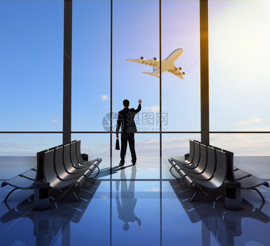 商务旅行商人机场看飞机飞图片