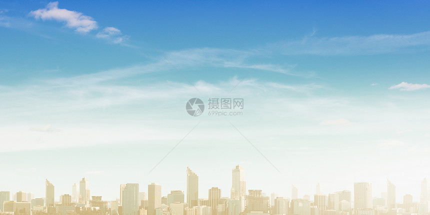 现代城市阳光下的建筑摩天大楼的城市场景图片