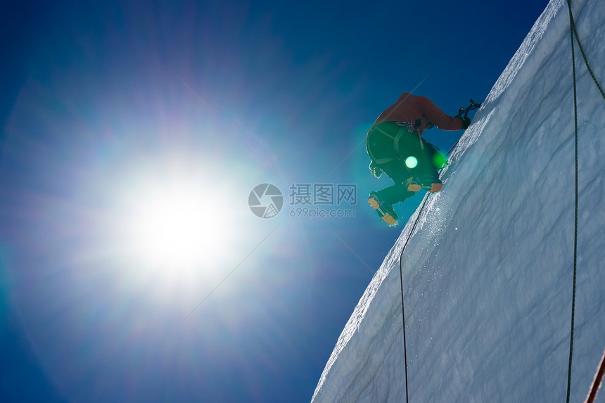 登山运动人类攀登冰川的低角度视图图片