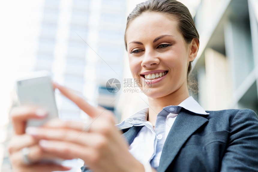 商业女人户外微笑的肖像带手机的轻商务女户外肖像图片