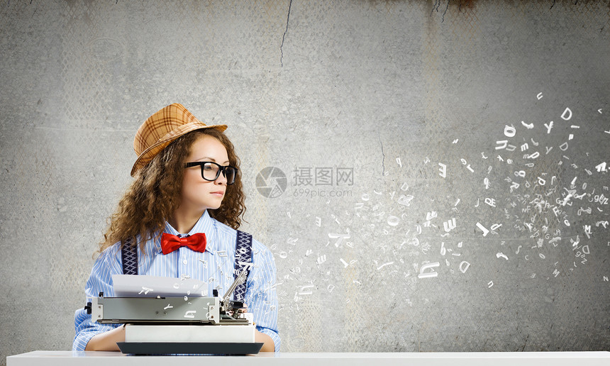女作家戴眼镜的轻趣的女人用打字机图片