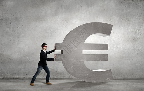 让你的收入增长轻的商人滚动大石头欧元标志图片