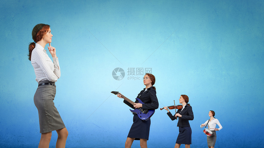 个男人乐队穿着西装的轻女子演奏同的乐器图片