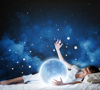 晚上梦可爱的女孩月亮睡床上图片