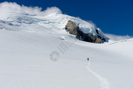 新西兰新西兰山脉的雪地里行走的人图片