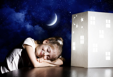 晚上梦可爱的小女孩睡房子的模型附近梦图片