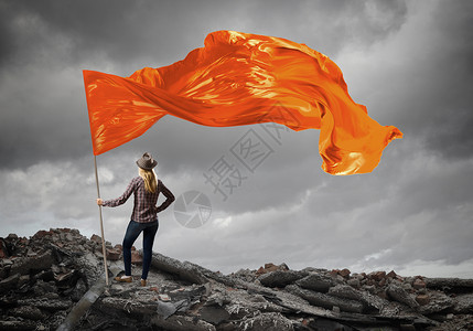 橙色挥舞的女人学生女孩穿着休闲装,手里着橙色的旗子图片