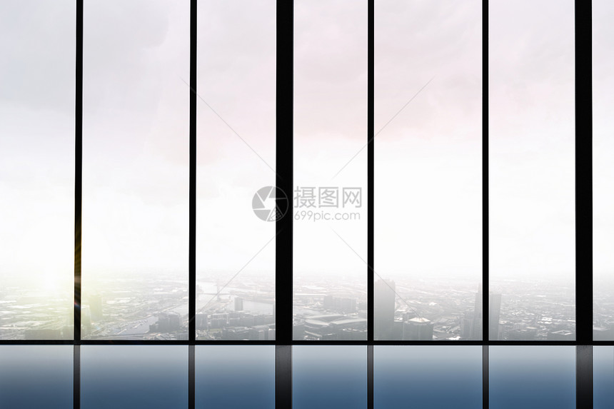 摩天大楼窗口看全景现代城市景观办公室窗口图片