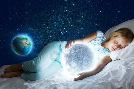 晚安女孩躺床上,手里着月亮这幅图像的元素由美国宇航局提供的图片