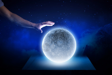 月亮手靠近人类的手接触月球行星图片