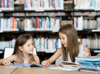 爱读书的小女孩小女孩图书馆看书们喜欢读书背景