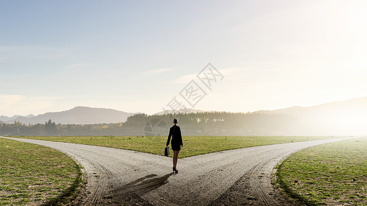 站十字路口出选择的女商人的背影选择你的方式背景图片