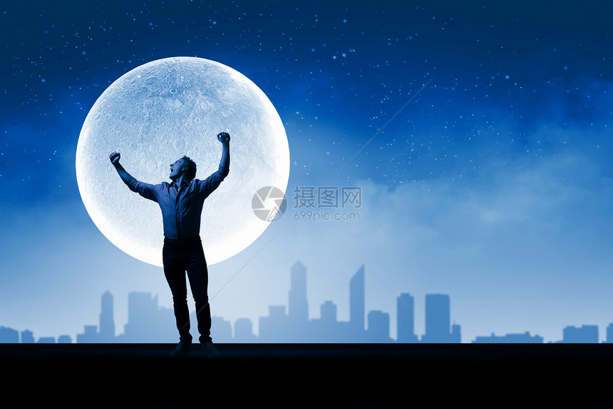 人满月轻的尖叫男子晚上与大满月背景图片