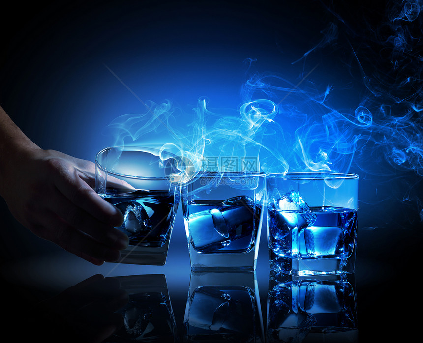 三杯蓝色鸡尾酒三杯带油烟的蓝色鸡尾酒图片