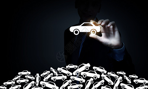 商人黑暗的背景下用手指汽车图标男人选择汽车标志图片