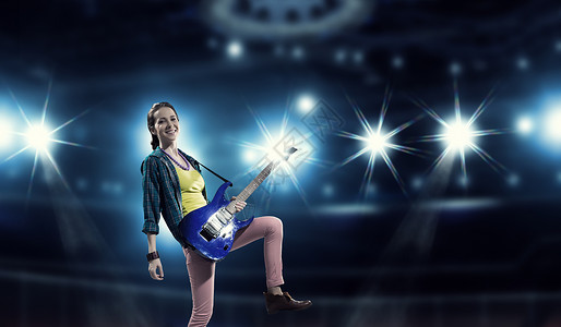 女滚吉他手轻迷人的滚女孩带着电吉他舞台上高清图片