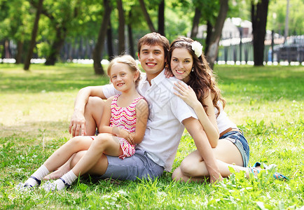 快乐的家庭户外玩得开心夏天,轻的家庭公园的草地上户外图片
