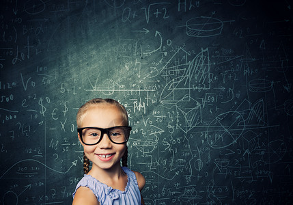 小天才小可爱的学龄女孩戴着眼镜靠黑板上背景图片