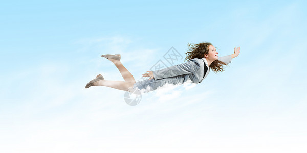会飞的女商人轻坚定的女商人天空中高高飞翔图片