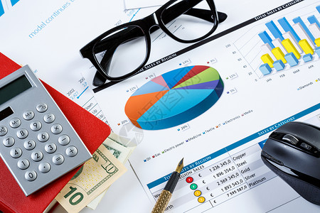 表格上的财务图表办公室桌子上的财务图表眼镜图片
