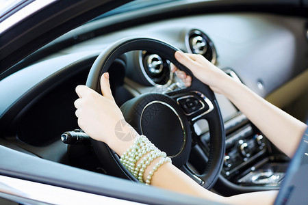 开车的女人靠近开车的女人的手图片