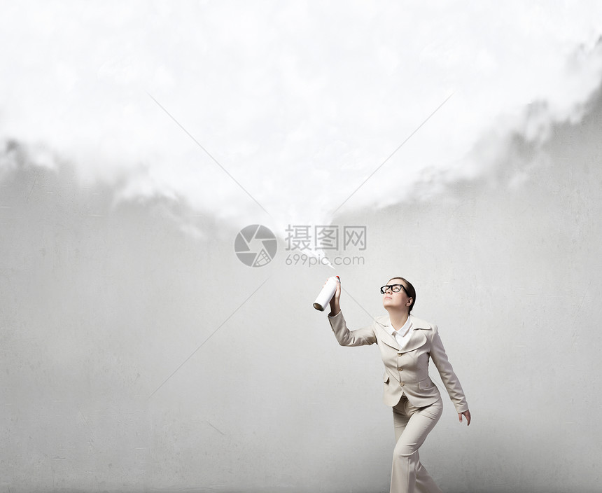喷雾罐的女人漂亮的女商人集装箱里喷出白云图片