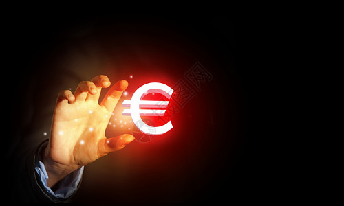 欧元货币近距离的人手握着金色的欧元符号图片