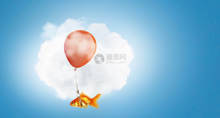 金鱼气球上飞翔气球上飞着金鱼的超现实主义图片